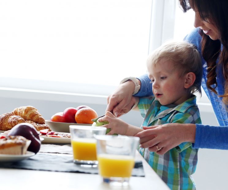 Mangiare la frutta al mattino e a colazione