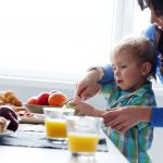 Mangiare la frutta al mattino e a colazione