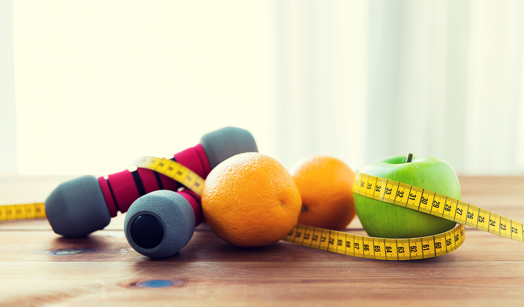 pesi da palestra e frutta salutare