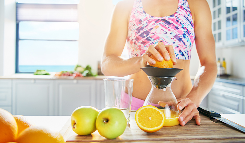 atleta che fa spremuta di frutta