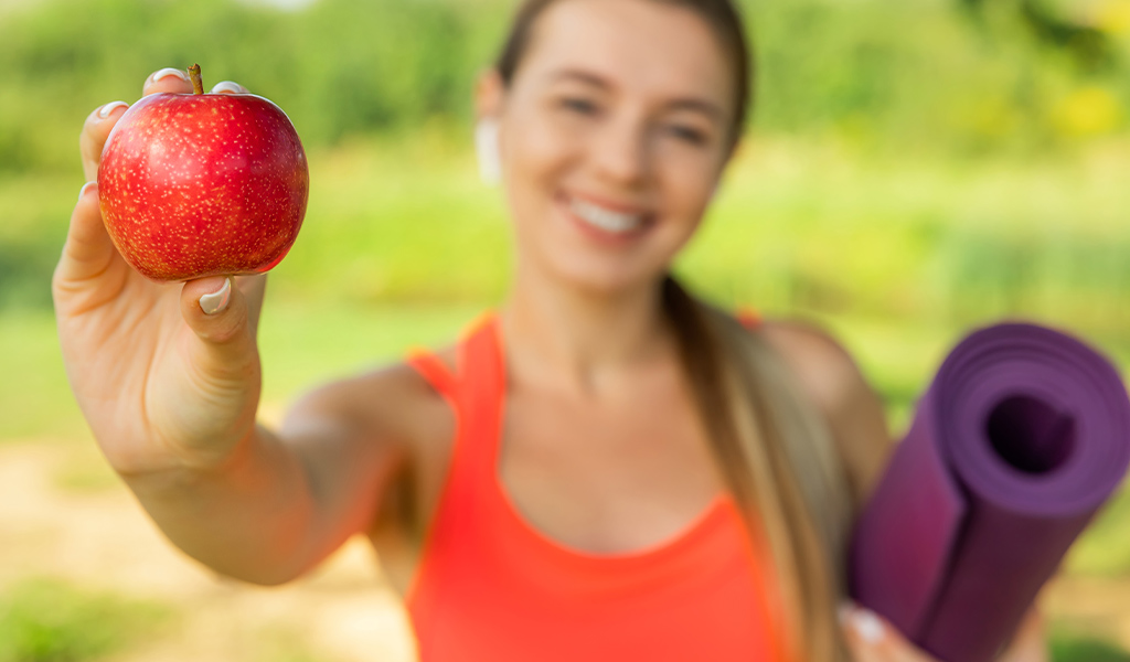 ragazza atletica che mostra della frutta