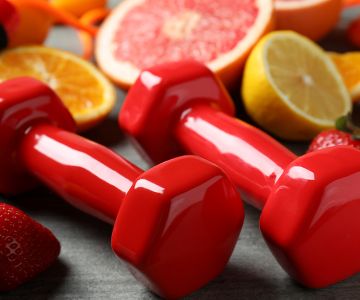frutta salutare con pesi da palestra
