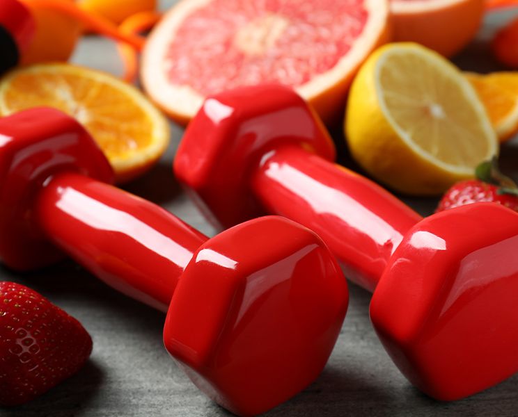 frutta salutare con pesi da palestra