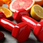 frutta salutare con pesi da palestra