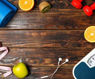 frutta con attrezzatura da palestra per atleti