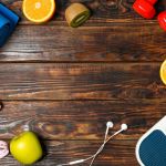 frutta con attrezzatura da palestra per atleti