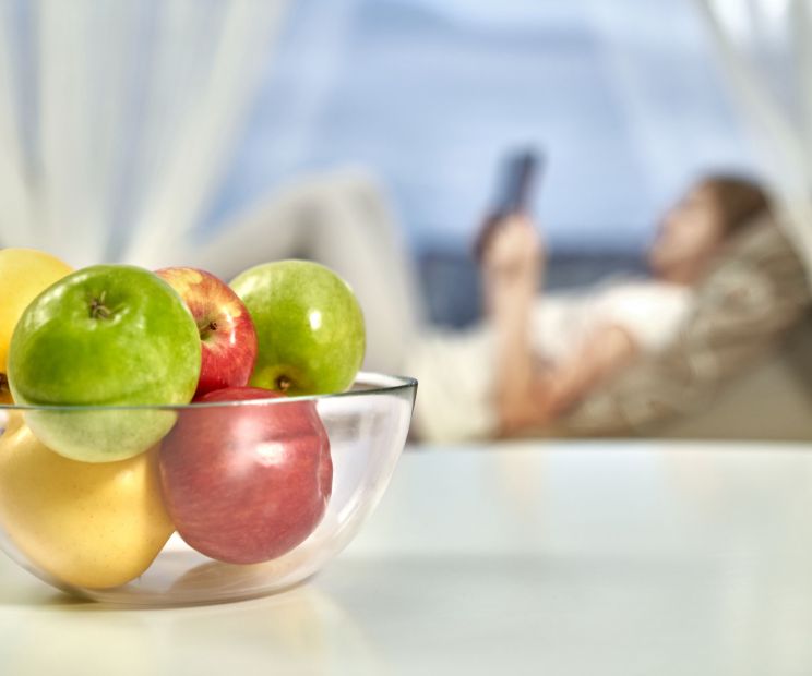 scodella di frutta fresca da mangiare prima di dormire nel letto