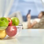 scodella di frutta fresca da mangiare prima di dormire nel letto