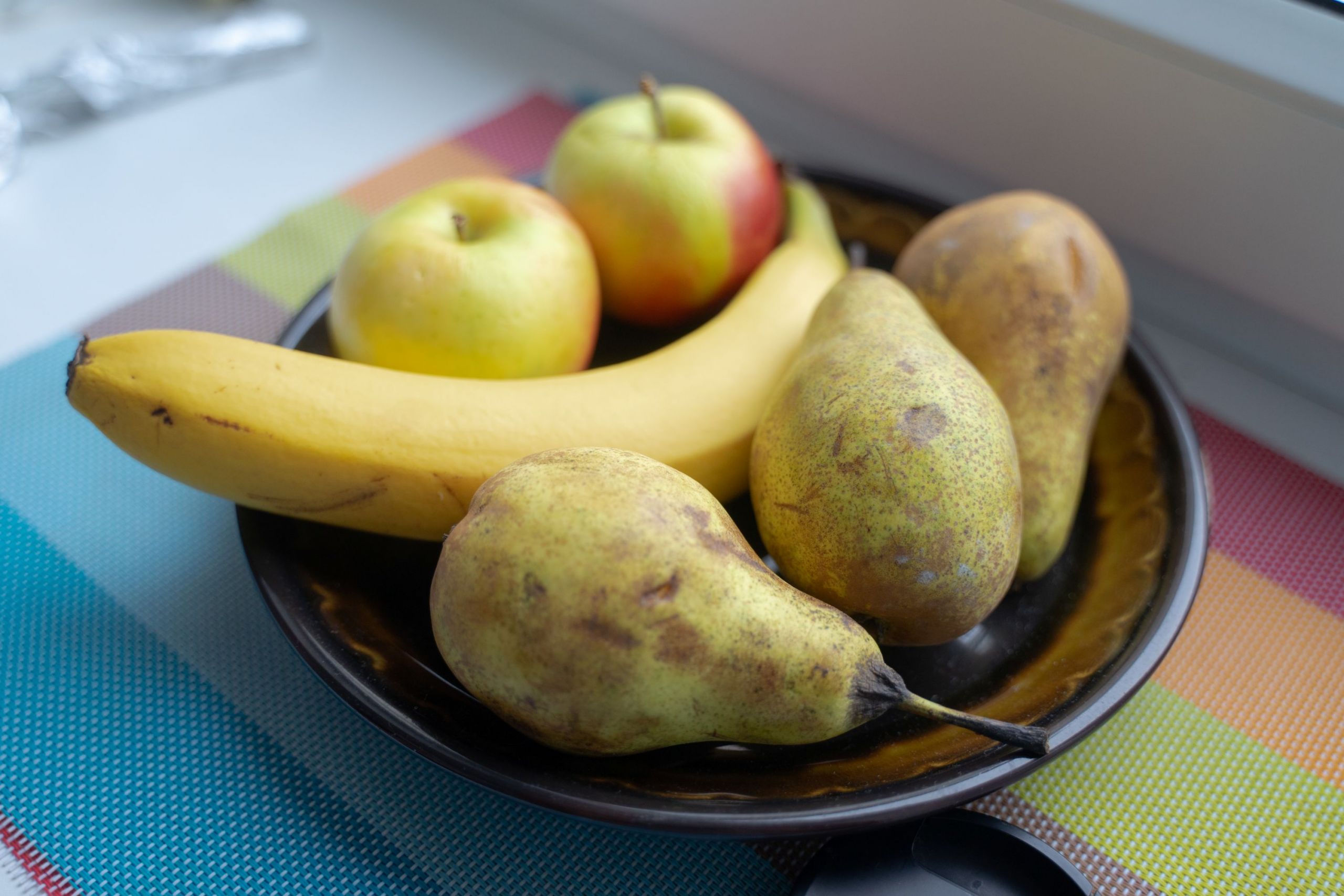 scodella con frutta fresca di stagione