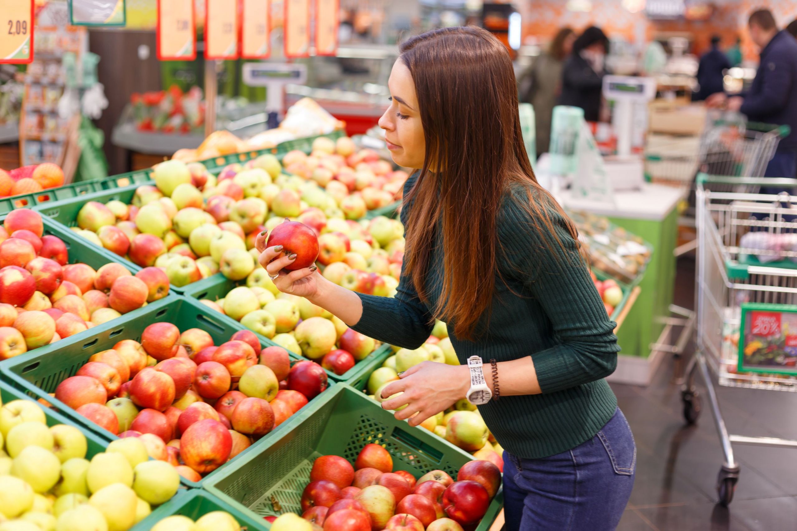 donna che sceglie frutta e verdura al mercato
