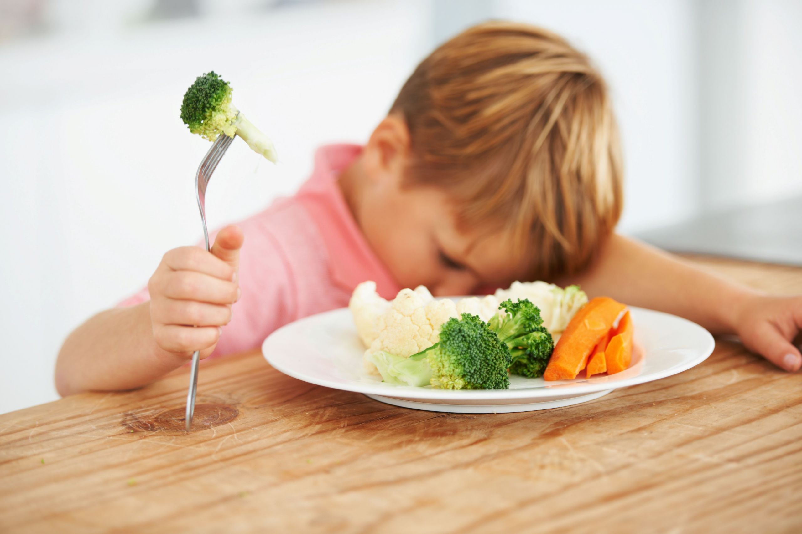 bambino a cui non piace la verdura e la frutta