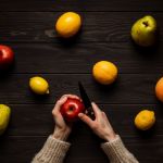 persona che taglia frutta e verdura col coltello