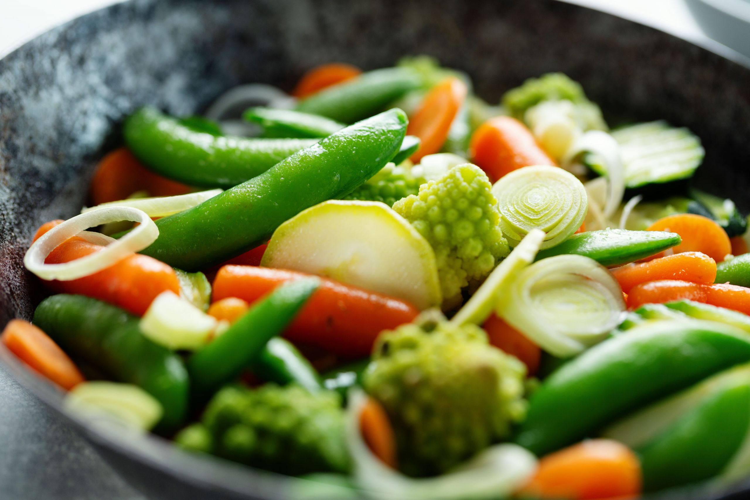 dettaglio di verdure che vengono cotte in modo da mantenerne i nutrienti