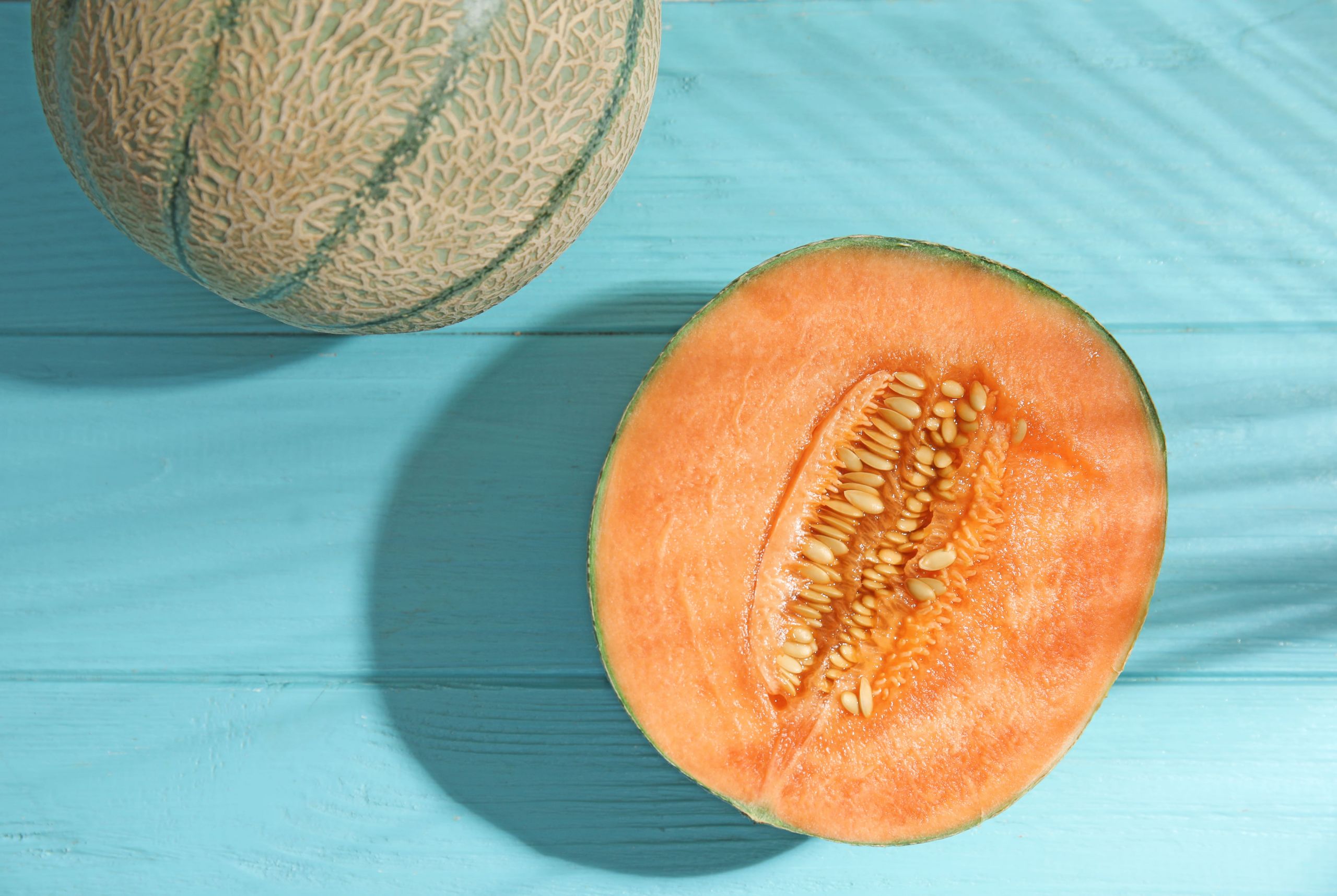 foto di un melone tagliato per mangiarlo in spiaggia